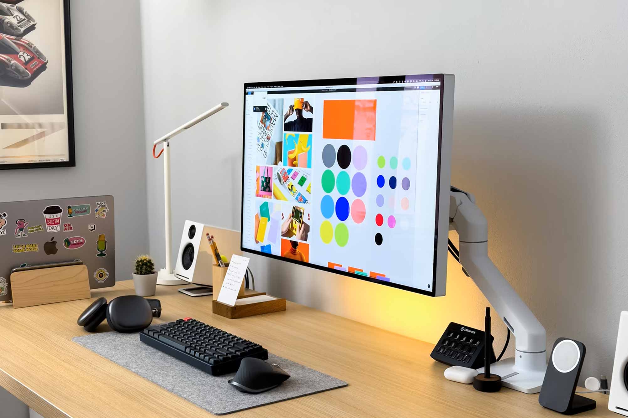Espace de travail créatif branding avec écran affichant palette de couleurs et identité visuelle agence de communication Landes nouvelle aquitaine