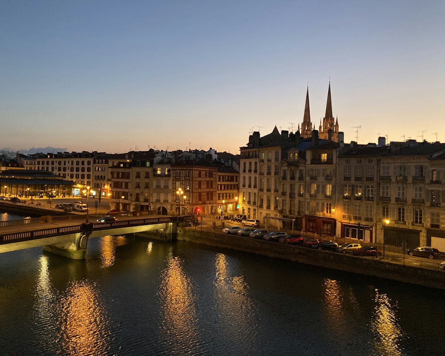 Bayonne au crépuscule : la rivière, le pont et les flèches de la cathédrale