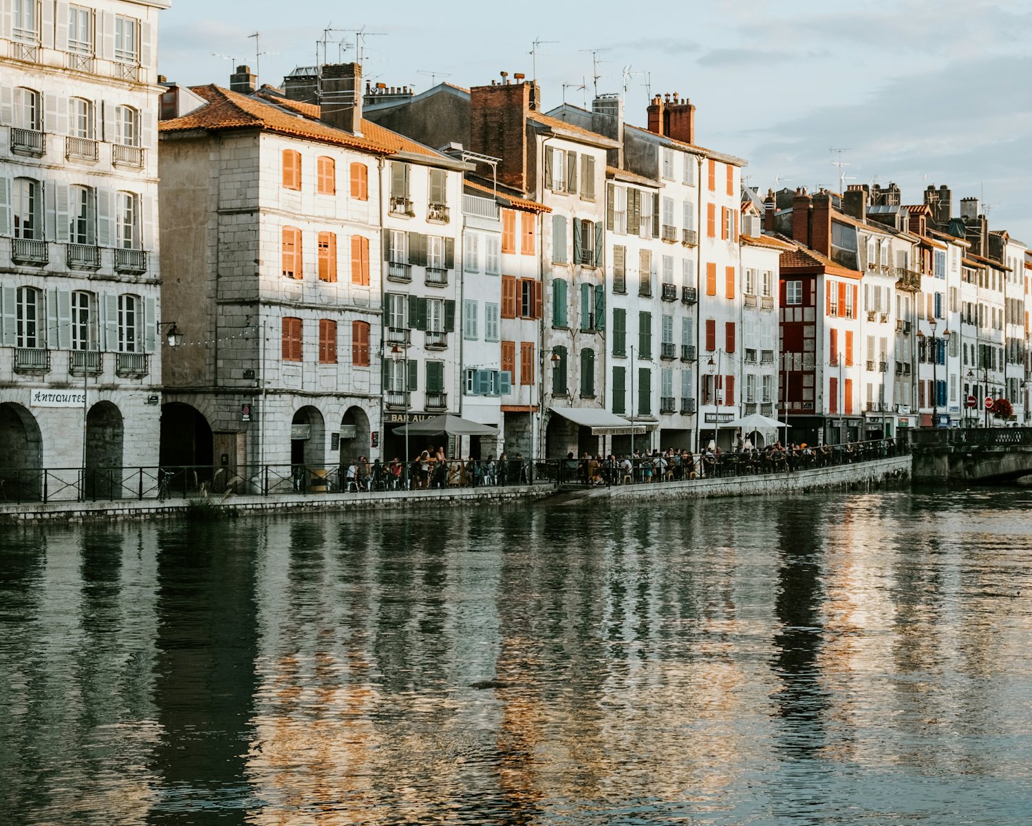 Bayonne : les quais de la Nive et leurs maisons basques au coucher du soleil