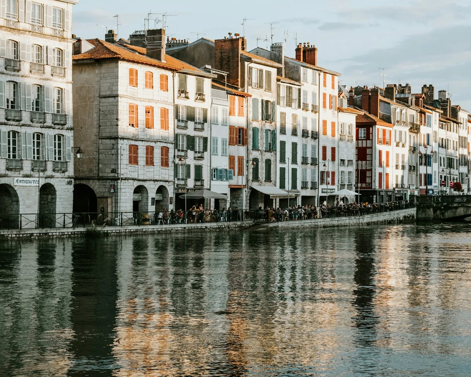 Bayonne : les quais de la Nive et leurs maisons basques au coucher du soleil