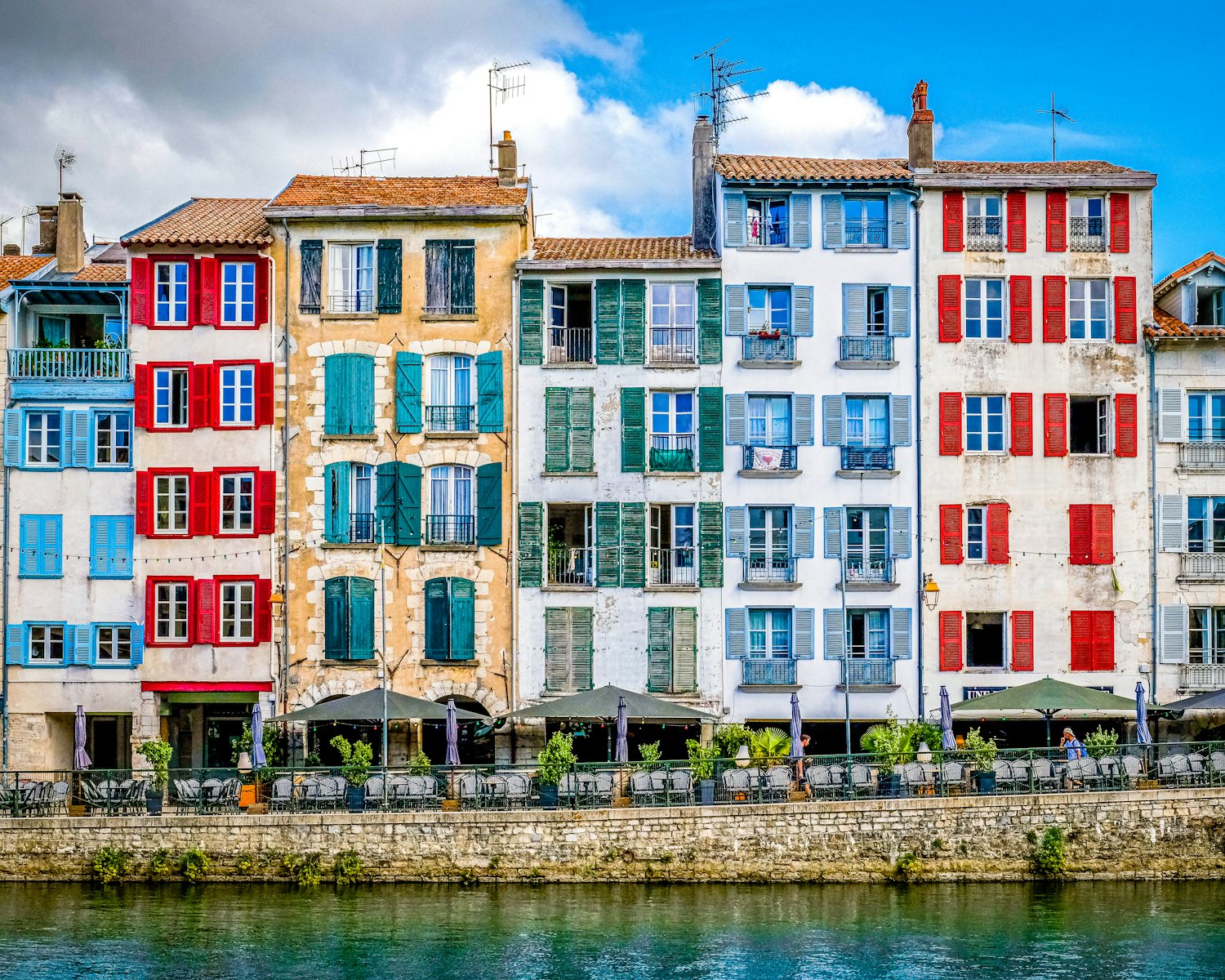 Maisons colorées au bord de la Nive à Bayonne