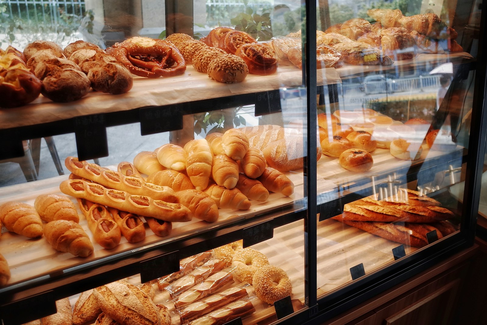 Pains alignés sur les étagères d’une boulangerie