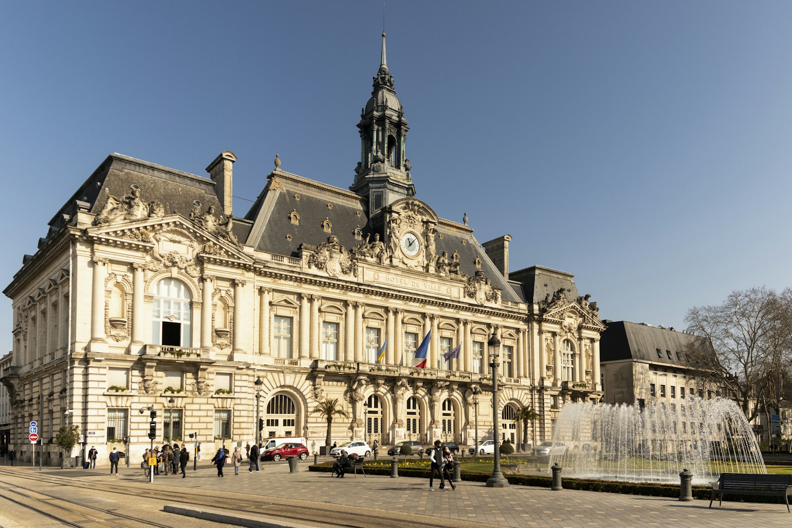 Hôtel de ville avec sa tour d’horloge