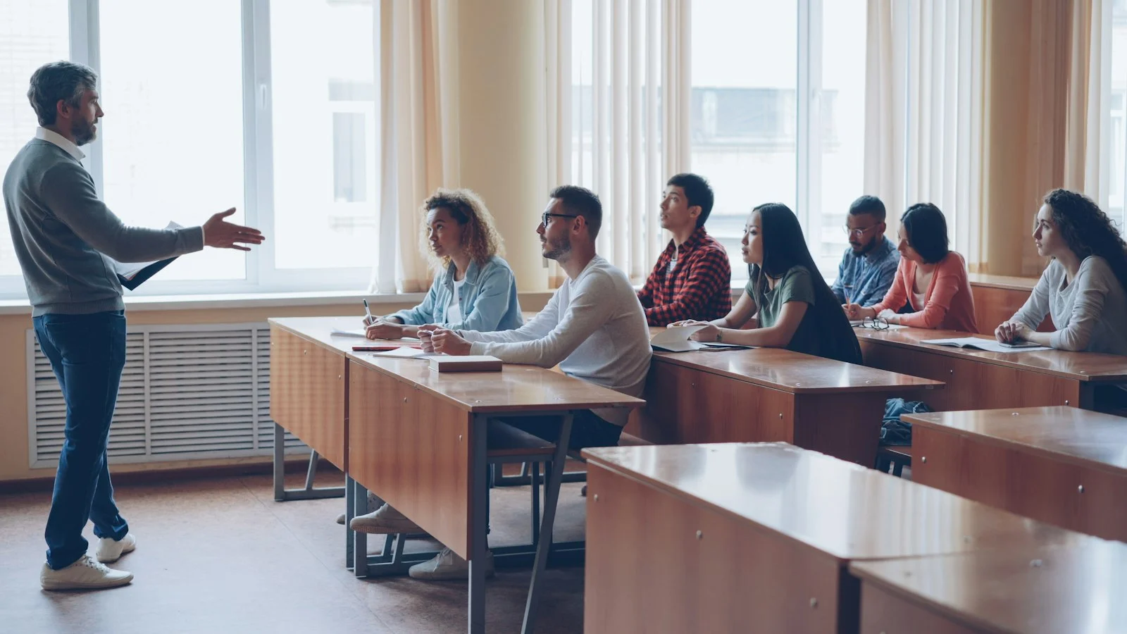 Formateur qui donne un cours devant des stagiaires en salle