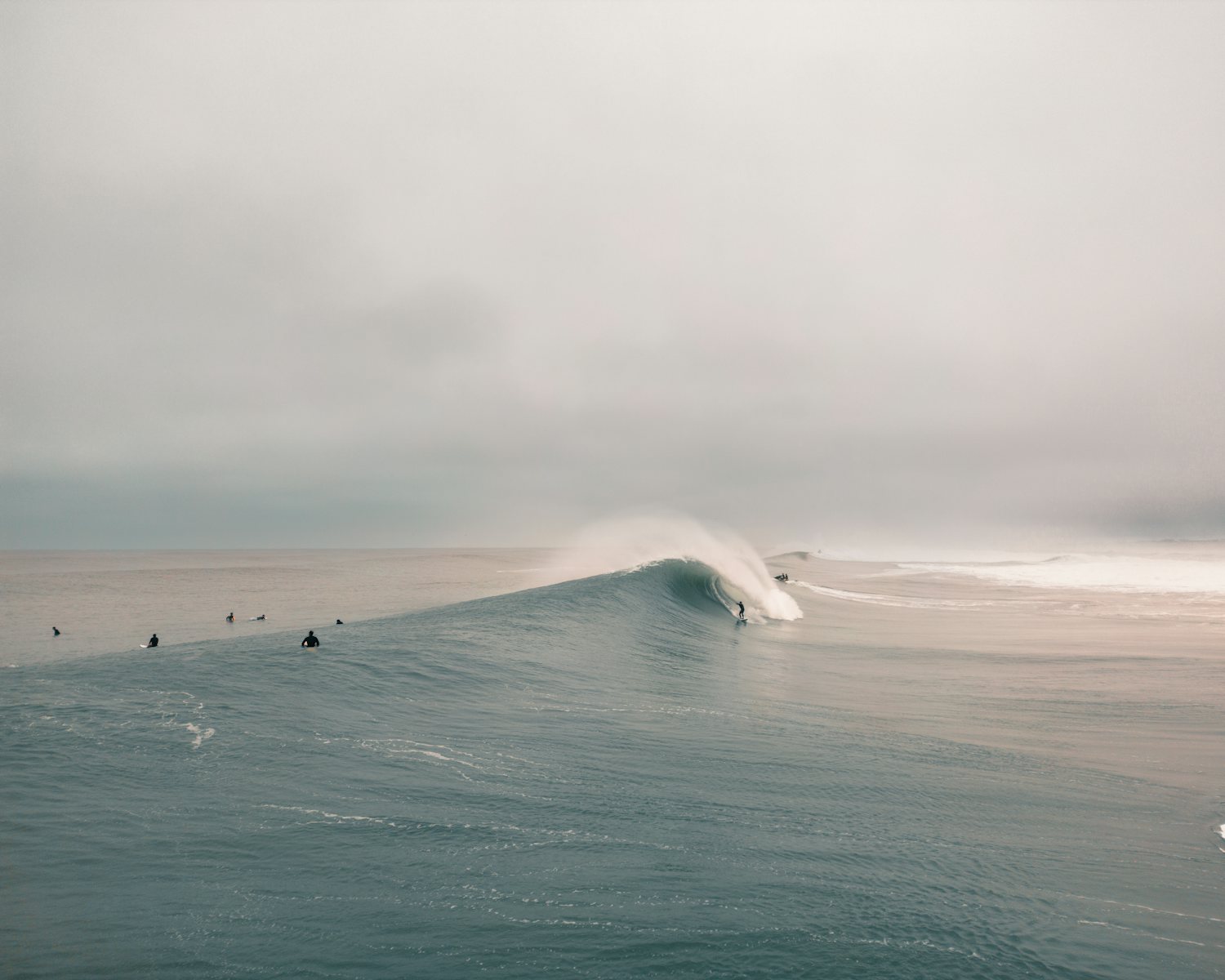 Surfeurs sur une vague à Hossegor