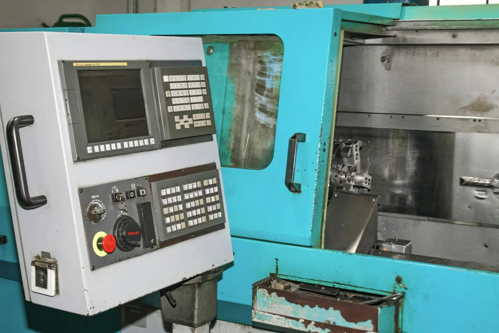 Machine industrielle installée dans un atelier de production