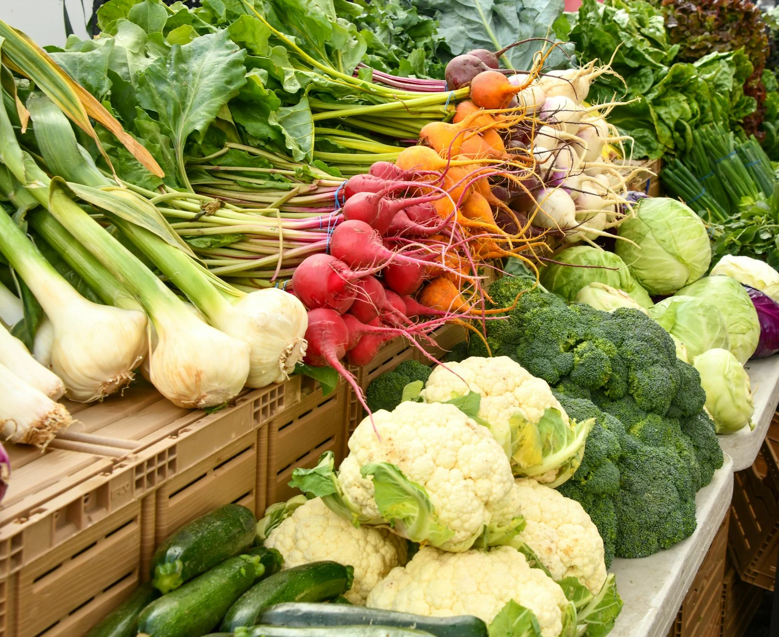 Légumes frais présentés sur un étal de marché